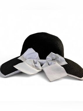 Ellen Tracy Black and white Wide Brim 👒 Bow design in the back of the hat 👒